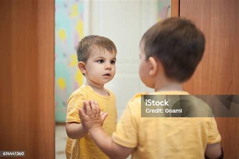 Bambino che guarda uno specchio