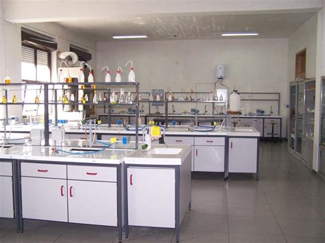 incisione storica che raffigura un laboratorio di chimica del XVII secolo