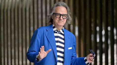 Ritratto fotografico di Gigi Marzullo in uno studio televisivo