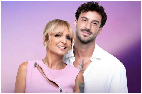 Veronica Peparini e Andreas Muller mostrano l'ecografia delle gemelline