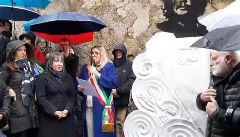 Ritratto concettuale che fonde elementi di ricerca giornalistica e simboli legati alla spiritualità e alla meditazione.