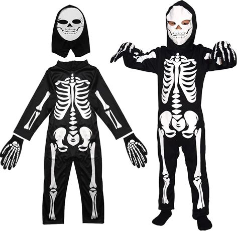 Bambino che indossa una maschera da scheletro dettagliata in un'ambientazione notturna di Halloween