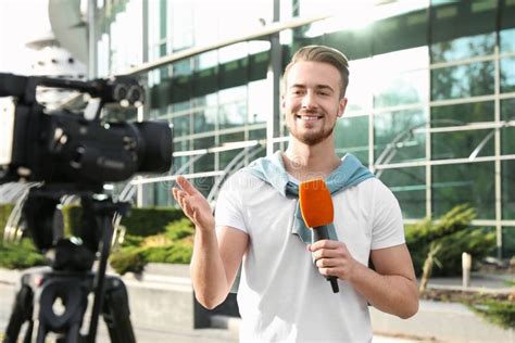 Giornalista sportiva al lavoro