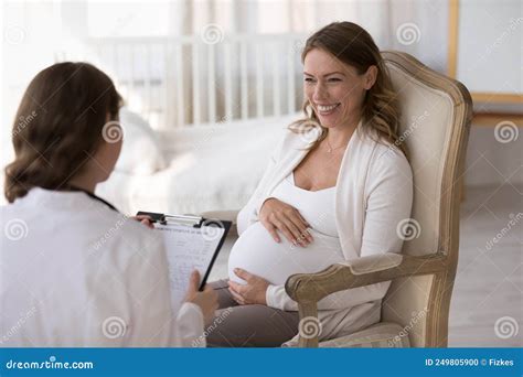 Futura madre che visita il suo medico ostetrico