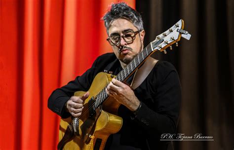 Marino Severini in concerto con la sua chitarra