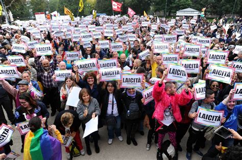 Ritratto di Imma Battaglia durante una manifestazione per i diritti civili