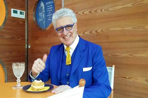 Ritratto concettuale di Alberico Lemme in un contesto mediatico