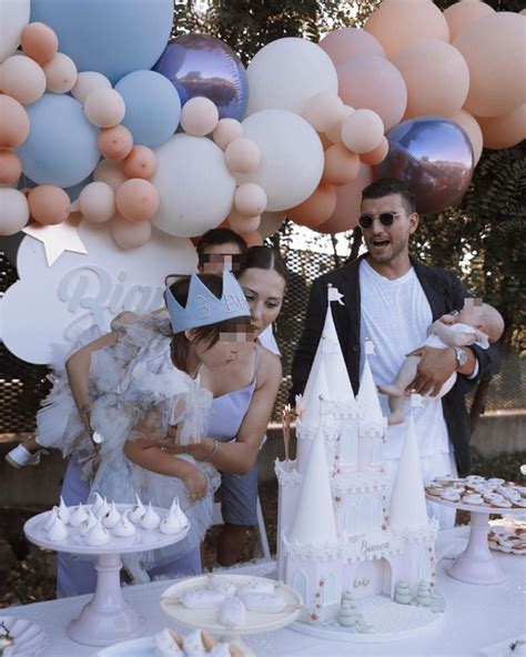 Beatrice Valli con la figlia Bianca a una festa di compleanno