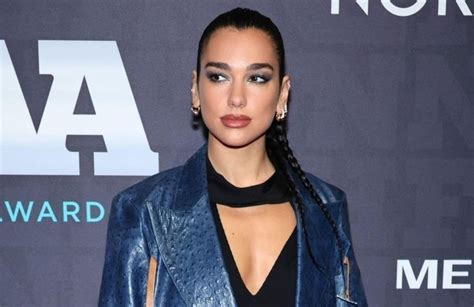 Dua Lipa in un abito tartan, la foto che ha scatenato i primi rumors