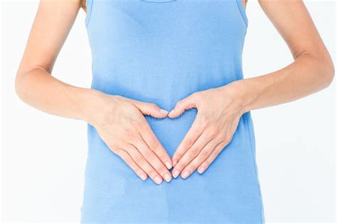 Donna incinta che medita o si tocca la pancia con un'espressione di serenità