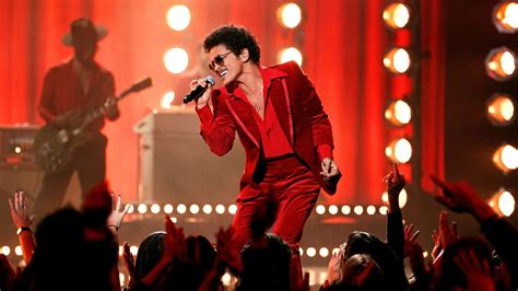Bruno Mars che si esibisce dal vivo durante un concerto