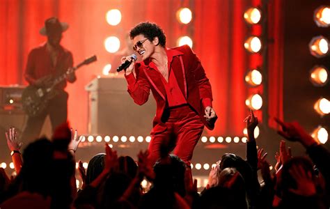 Bruno Mars sul palco durante un evento live internazionale