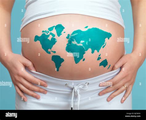 Donna incinta che osserva una mappa del mondo con serenità