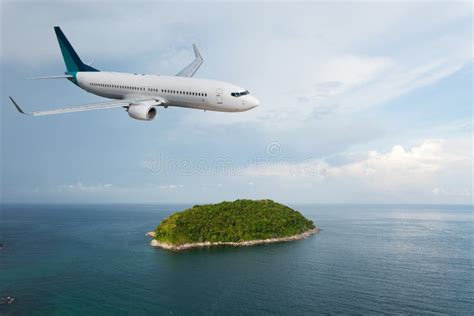 Aereo in volo sopra il mare