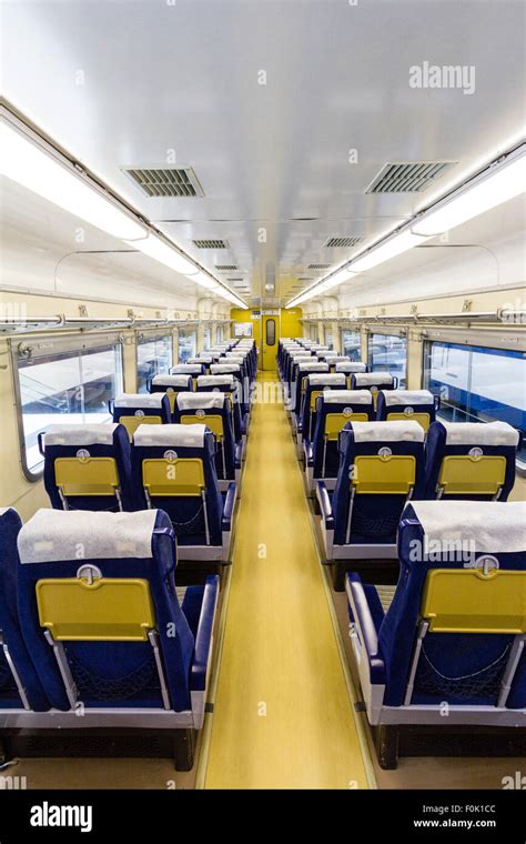 Interno di un vagone ferroviario moderno e confortevole