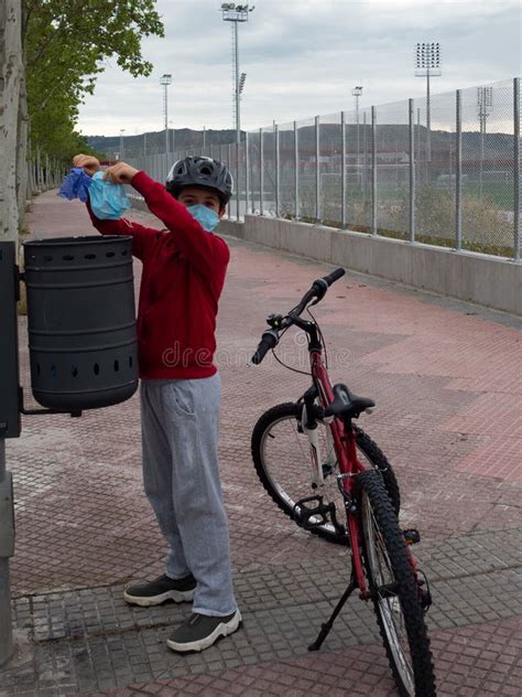 Bambino con casco da bicicletta