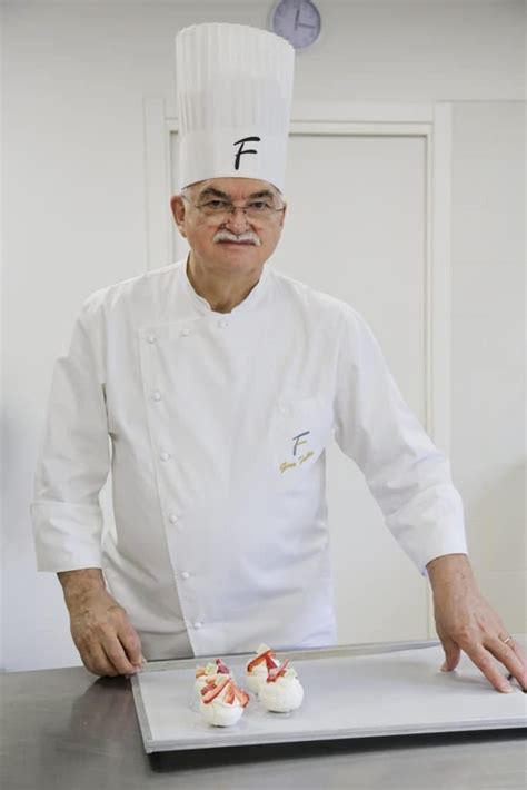 Gino Fabbri al lavoro nel suo laboratorio