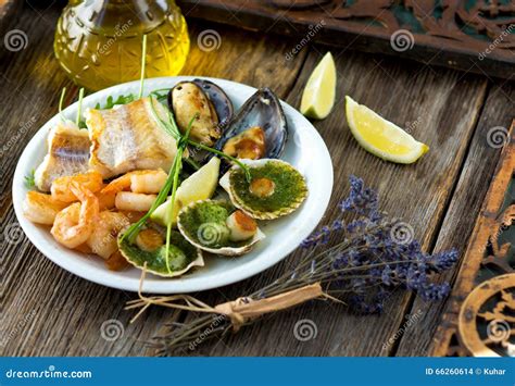 Piatto di frutti di mare freschi a Porto Cesareo