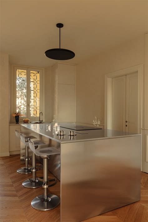 Interni della cucina di La Corte con quadri e arredi