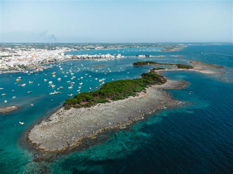Veduta aerea dell'Isola dei Conigli e delle acque limpide di Porto Cesareo