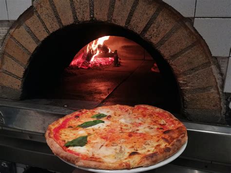 Forno a legna per la pizza del ristorante