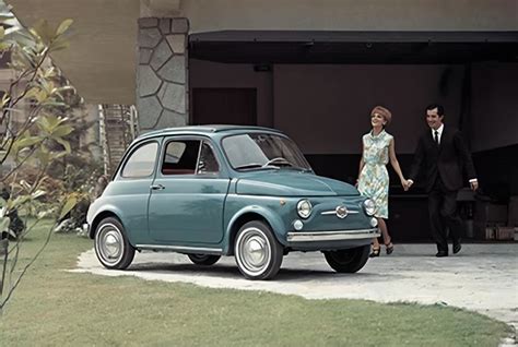 Dettaglio delle portiere incernierate anteriormente della Fiat 500 F