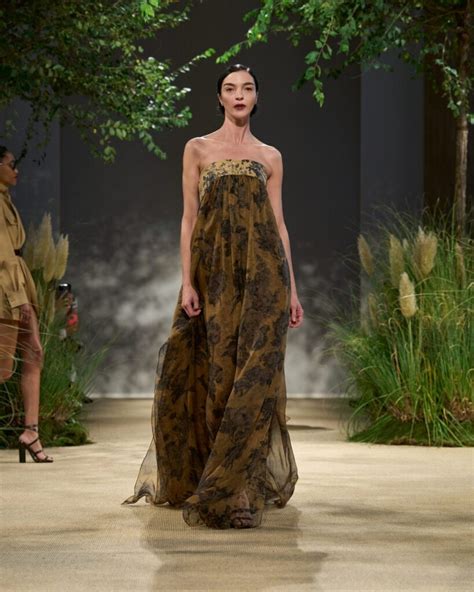 Dettaglio di un abito di alta moda in passerella