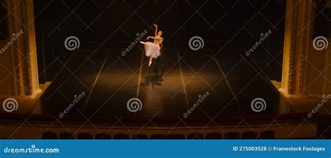 Federica Frola sul palcoscenico durante una esibizione di danza classica