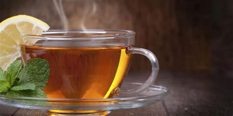 immagine che mostra la preparazione corretta di una tisana con foglie di lampone