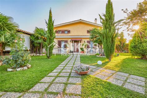 Illustrazione di una villetta con giardino e veranda vicino al mare