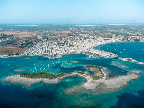 Vista aerea dell'Isola dei Conigli a Porto Cesareo con mare turchese