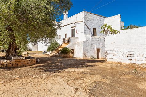 Una tipica masseria salentina circondata da uliveti secolari