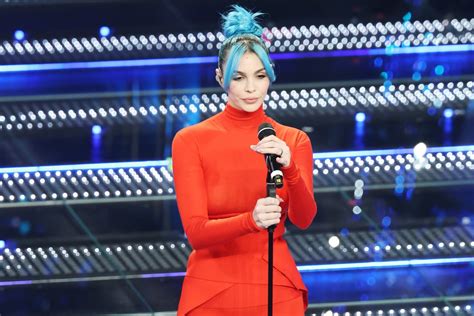 Rose Villain sul palco dell'Ariston durante il Festival di Sanremo