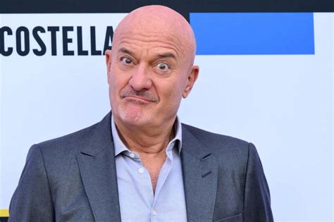 Claudio Bisio in una rappresentazione teatrale