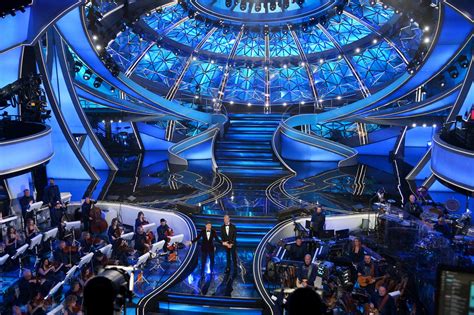 Claudio Bisio sul palco del Festival di Sanremo