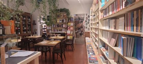 Libreria accogliente con una selezione di romanzi e vinili classici
