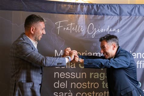 ritratto simbolico di dinamiche familiari e successo imprenditoriale