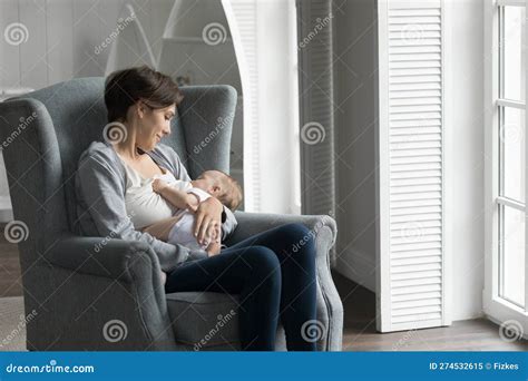 Mamma che allatta un bambino