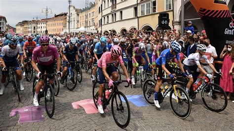 Ciclisti alla partenza di una gara storica
