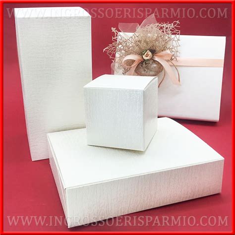 Diverse forme e materiali di scatole per bomboniere