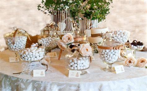 Sweet table allestita con bomboniere e dolci