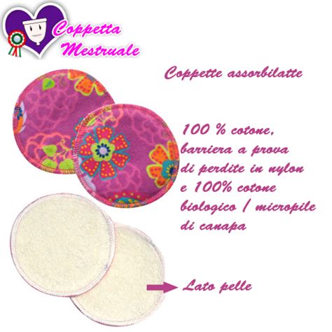 Una selezione di coppette assorbilatte lavabili in cotone biologico su un supporto in legno