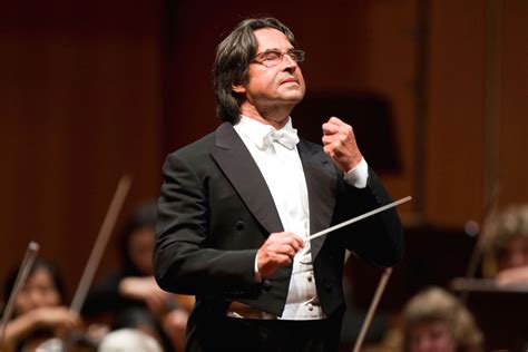 Ritratto di un direttore d'orchestra durante un concerto sinfonico