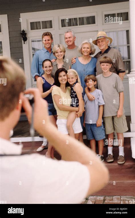 Ritratto di una famiglia numerosa in un contesto domestico americano