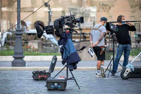 Carlo Vanzina sul set cinematografico durante le riprese di una delle sue celebri commedie