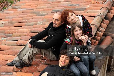 Foto di famiglia: Mango insieme a Laura Valente e i figli