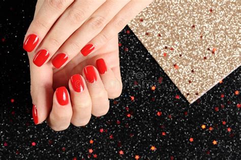 mani curate con smalto