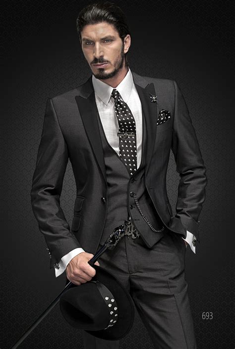 uomo con barba e abito elegante