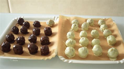 Tavola apparecchiata con cioccolatini artigianali fatti in casa
