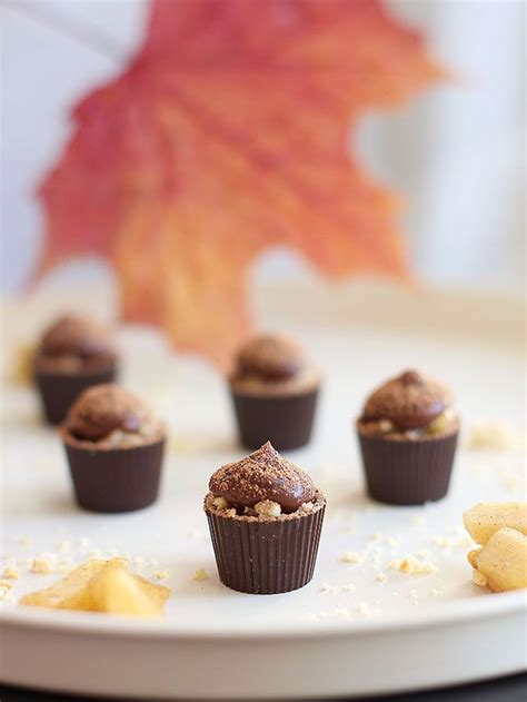 Assortimento di cioccolatini fatti in casa con decorazioni varie